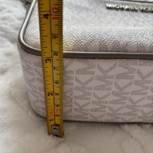 Michael Kors camera bag - Picture 4 of 8